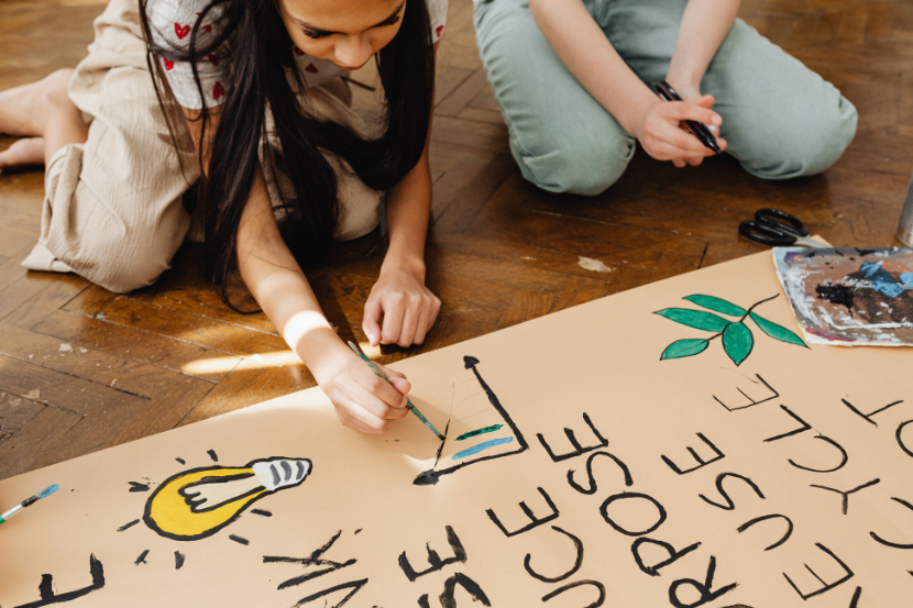 alunos em atividade de cidadania e sustentabilidade na escola