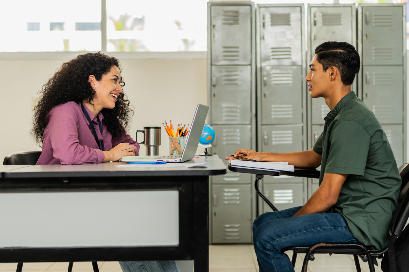 diretora escolar conversando com aluno