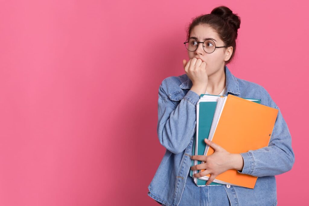 Estudante universitária em dúvida pensando o que acontece se pegar DP no último semestre da faculdade
