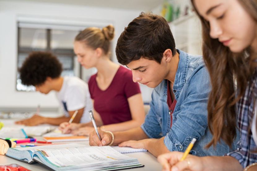 alunos estudando em sala de aula