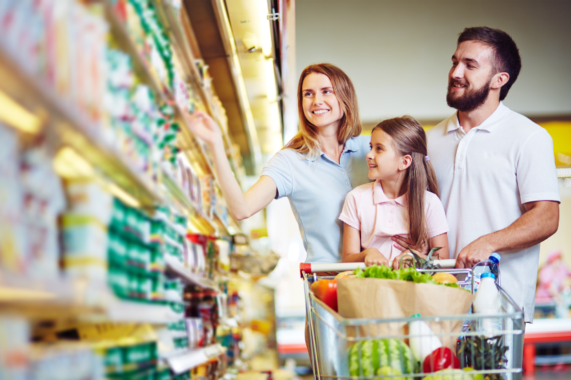 pais fazendo compra no mercado com a criança 