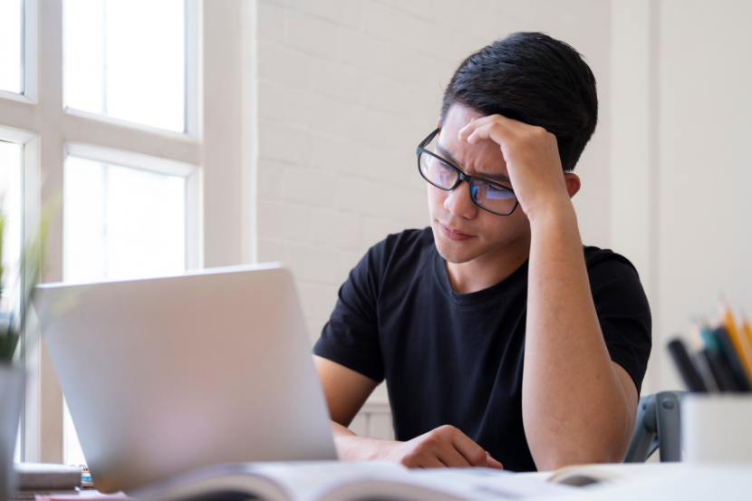 aluno no computador com expressão de dúvida sobre regras do enem treineiro