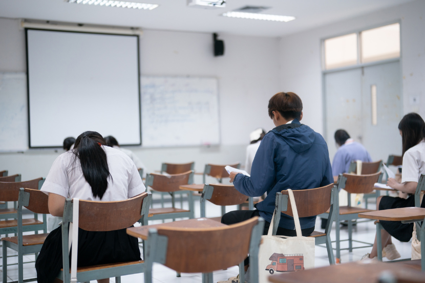 alunos em sala de aula fazendo a prova do Enem 