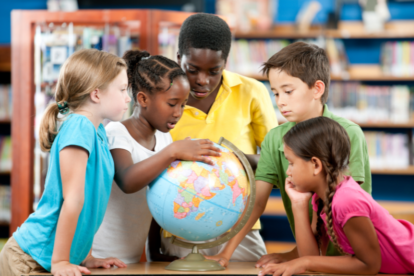 alunos observando globo no dia internacional do estudante