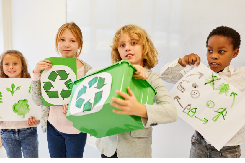 crianças segurando símbolos de cidadania e sustentabilidade 