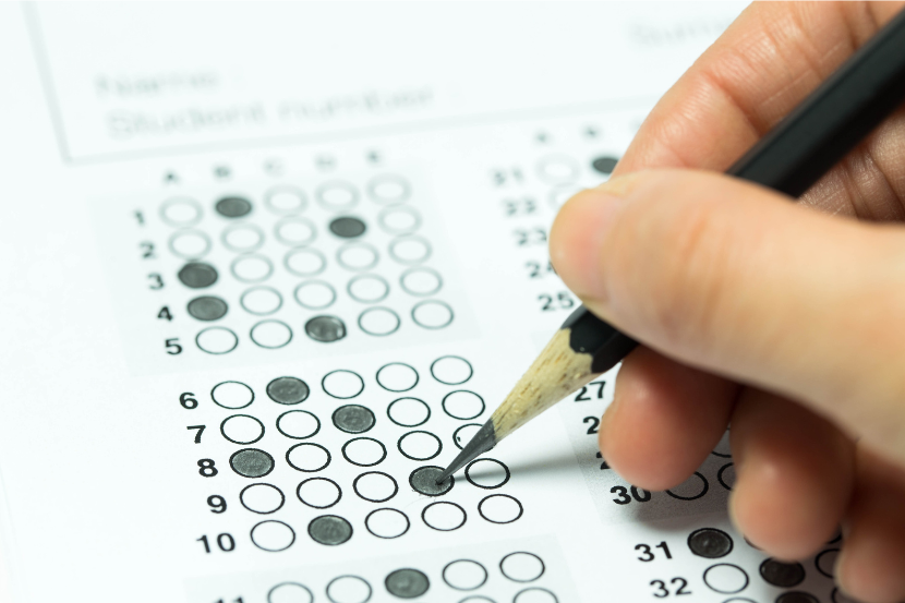 aluno preenchendo gabarito de vestibular