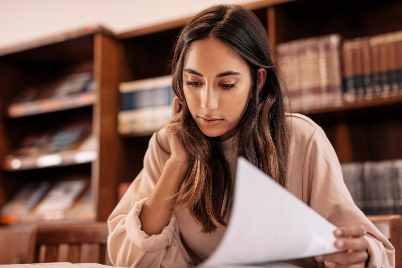 aluna estudando para prova do Enem