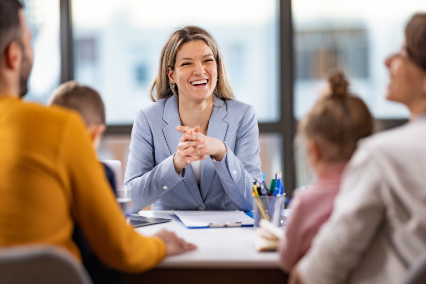 família conversando com diretora escolar
