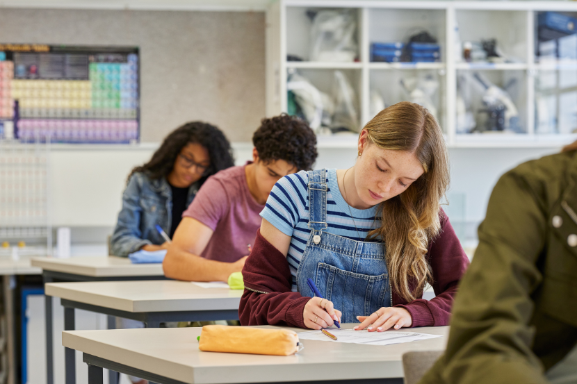 alunos fazendo vestibular do enem treineiro
