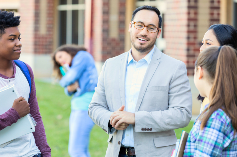 diretor escolar conversando com alunos na escola