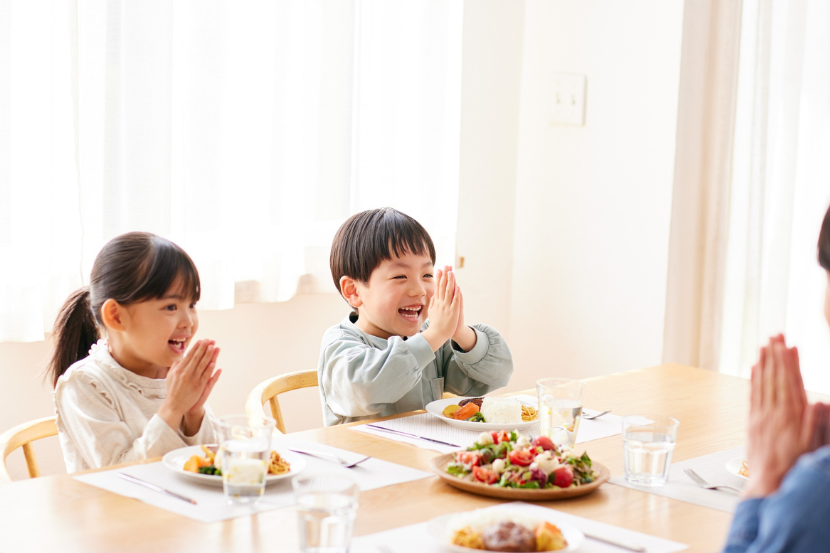 crianças agradecendo pela refeição na mesa no fia de ação de graças