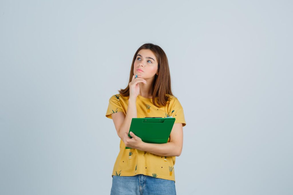 Estudante em dúvida pensando o que fazer faltando uma semana para o Enem 2025