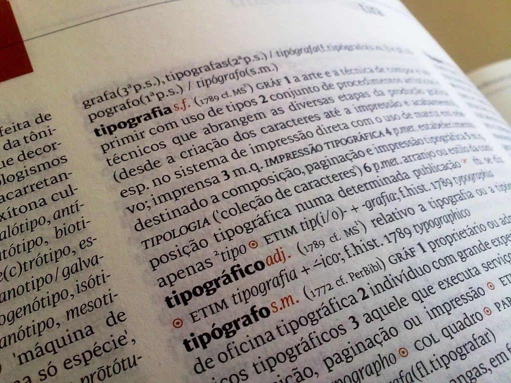 Linguagem neutra: lei sancionada proíbe uso na administração pública; entenda
