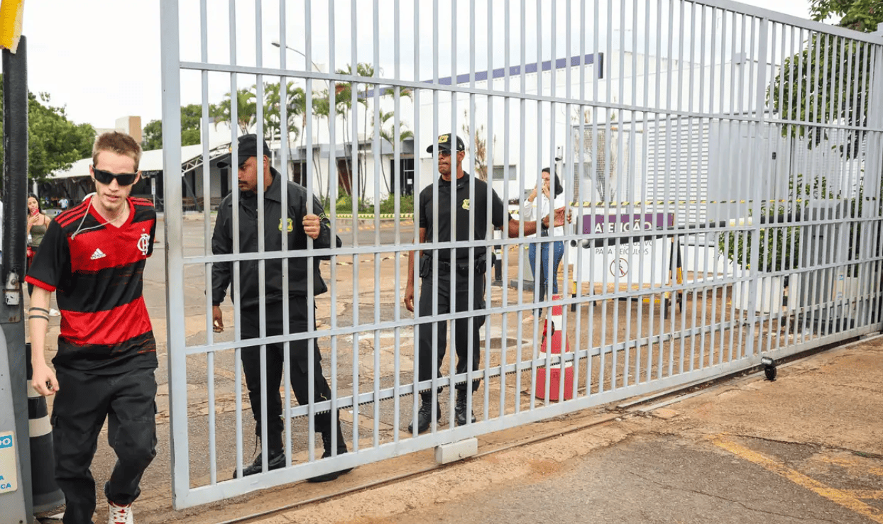 Enem 2025: portões são fechados no primeiro dia de prova