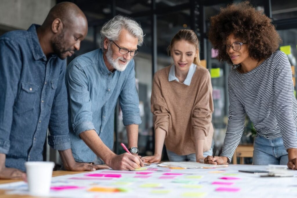 Executivos no Brasil analisando a matriz Ansoff para guiar estratégias de crescimento.