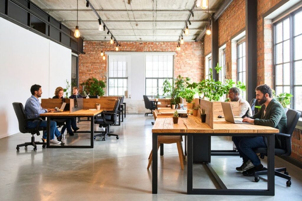 Equipe em escritório trabalhando em projetos de intraempreendedorismo em ambiente favorável para crescimento.
