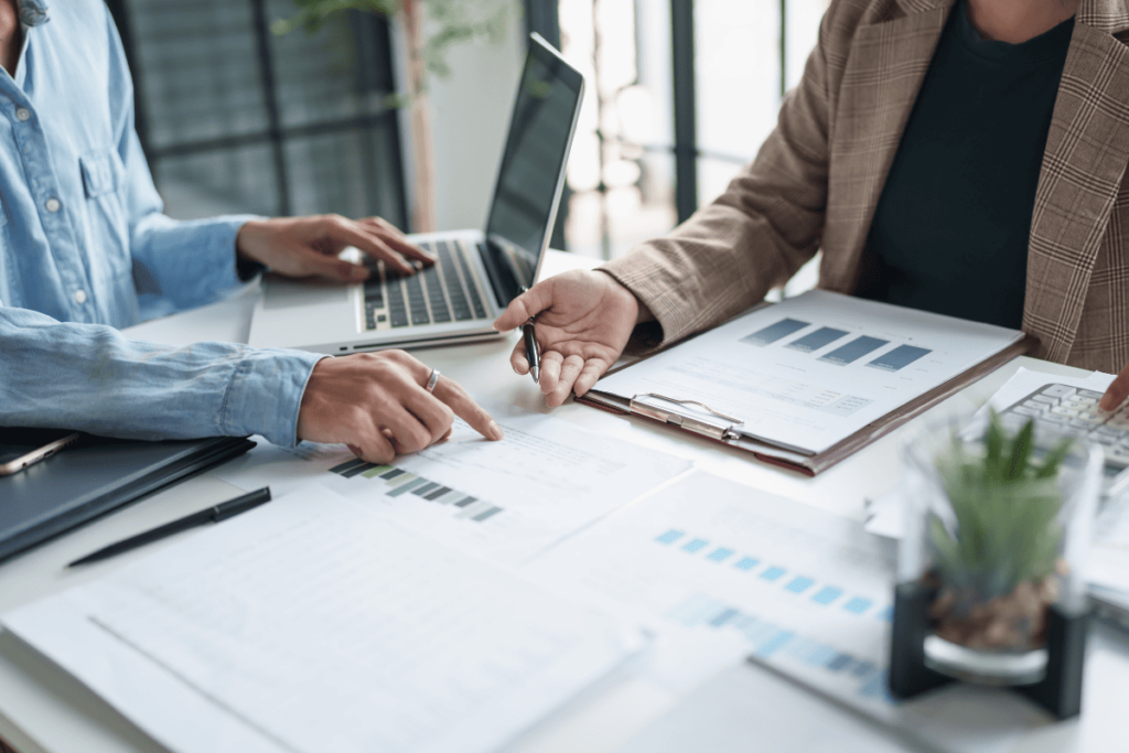 Profissionais realizando o planejamento tributário de uma organização