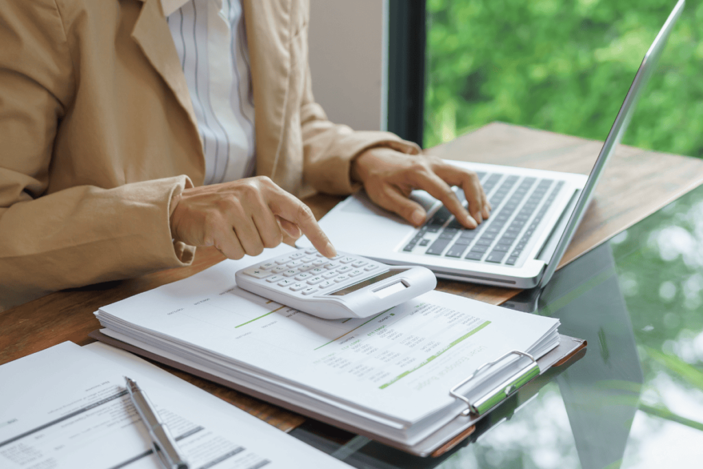 Pessoa em escritório fazendo o planejamento tributário de forma detalhada e concentrada