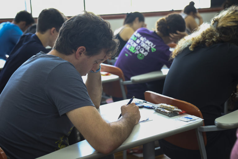 Quando sai o tema da redação da Fuvest 2026?