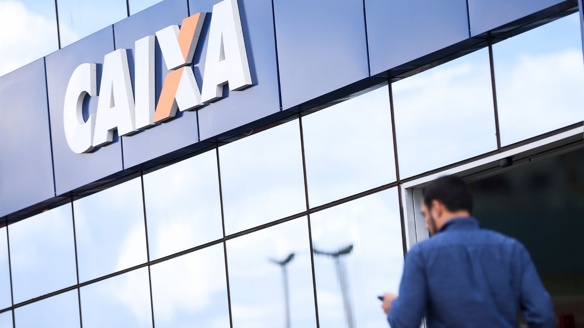 Caixa lança novo concurso com salários de até R$ 14,9 mil