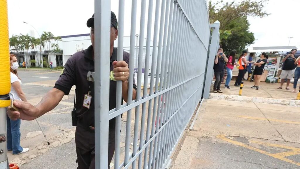 Enem 2025: portões são fechados às 13h no segundo dia de prova.