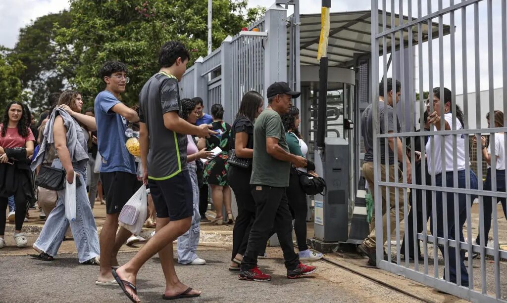 Estudantes entrando no portão dos locais de prova no segundo dia do enem