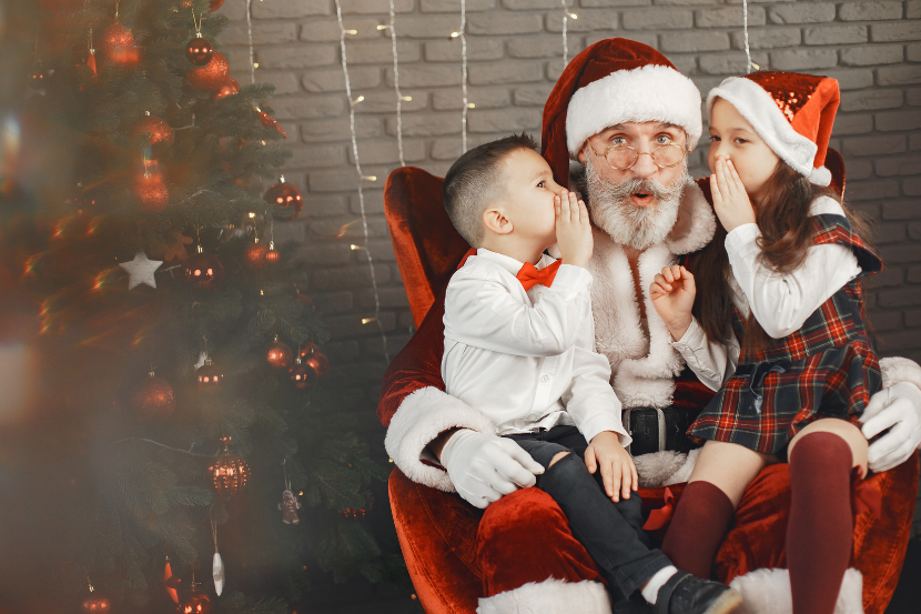 crianças no colo do papai noel pedindo presente