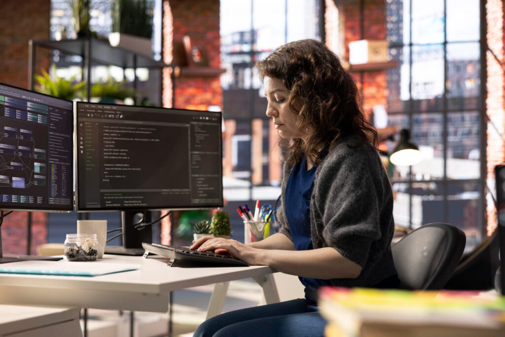 Profissional técnica trabalhando na área de tecnologia; confira os 10 cursos técnicos em alta no mercado para 2026