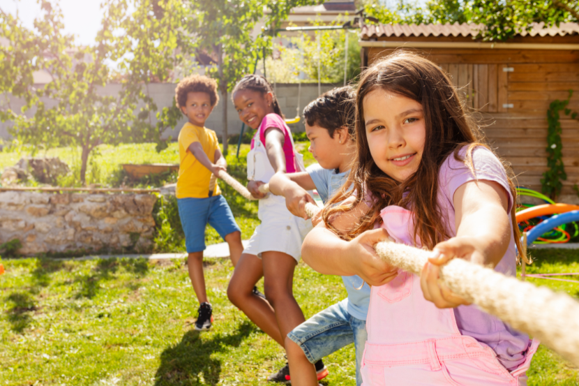brincadeira de cabo de guerra em colônia de férias escolares