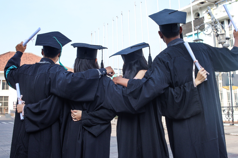 alunos formandos do ensino médio representando a última etapa do ensino básico 