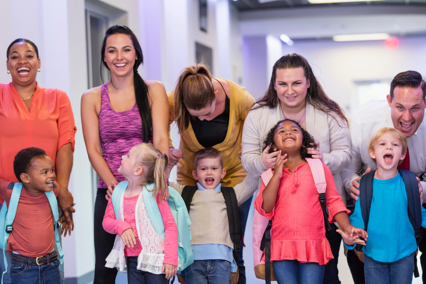 pais com seus filhos na escola no dia da família