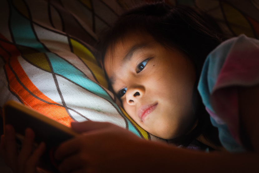 criança no celular a noite