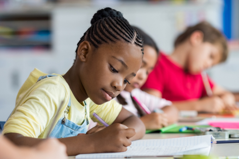 crianças escrevendo cartinhas de natal
