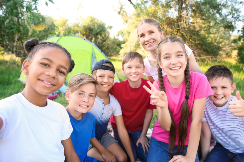 crianças se divertindo em acampamento de férias