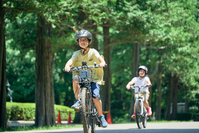 crianças andando de bicicleta no parque
