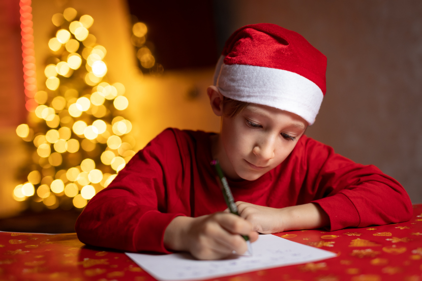 Papai Noel dos Correios: saiba como adotar ou enviar a cartinha de uma criança