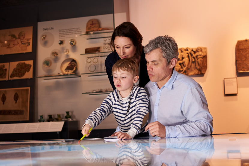 família passeando no museu nas férias escolares