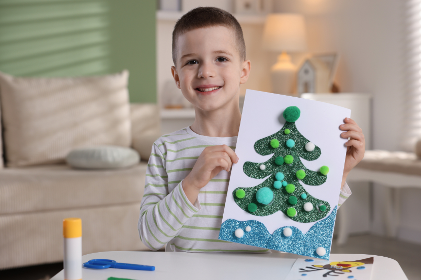 criança com cartão de natal feito à mão