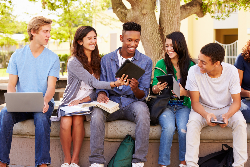 alunos do ensino médio interagindo na escola