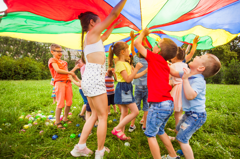 crianças se divertindo em atividade de colônia de férias para crianças