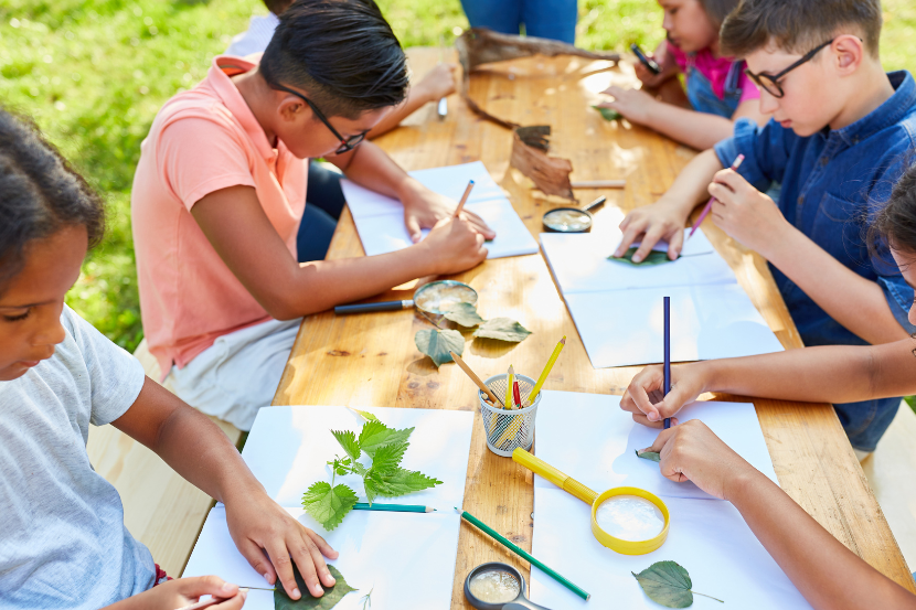 crianças em atividade pedagógica de colônia de férias escolares