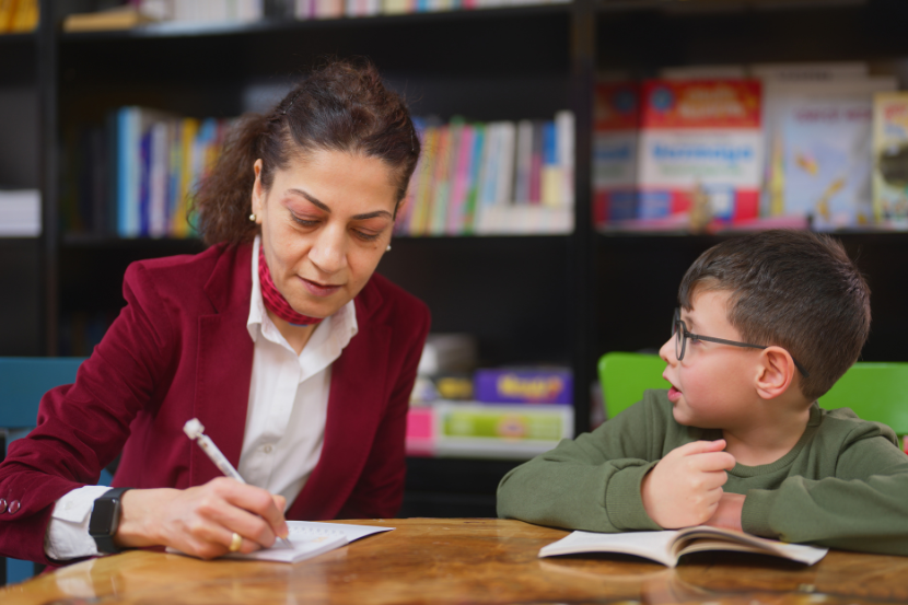 orientadora educacional com aluno
