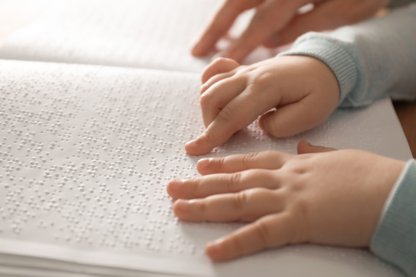 mãos de criança aprendendo braile