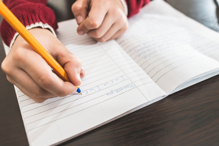 criança escrevendo cartinha para campanha papai noel dos correios