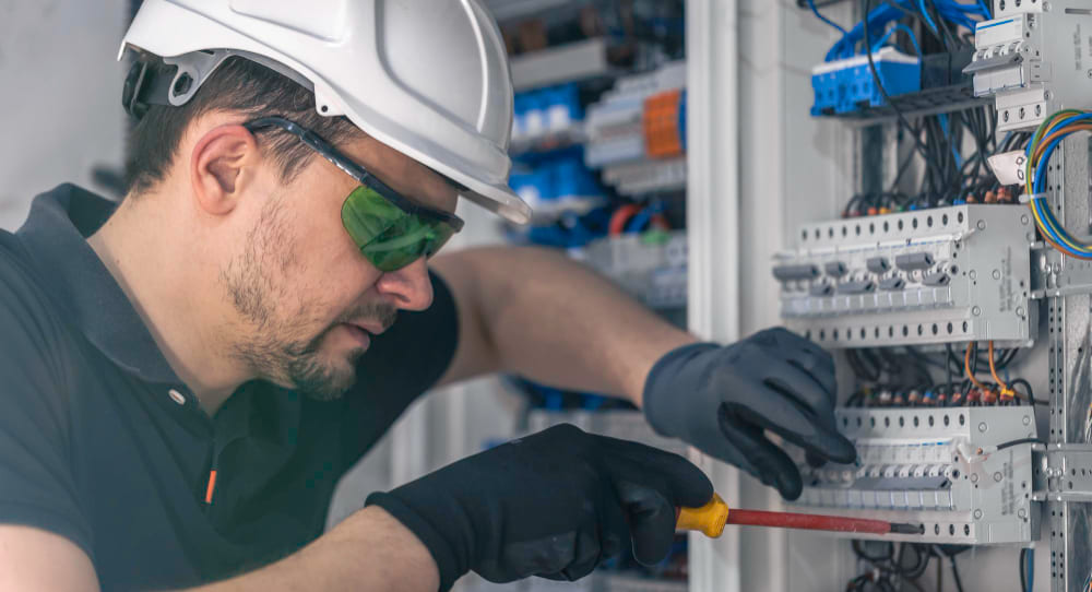 Diferença entre técnico em eletrotécnica e elétrica: entenda qual curso escolher