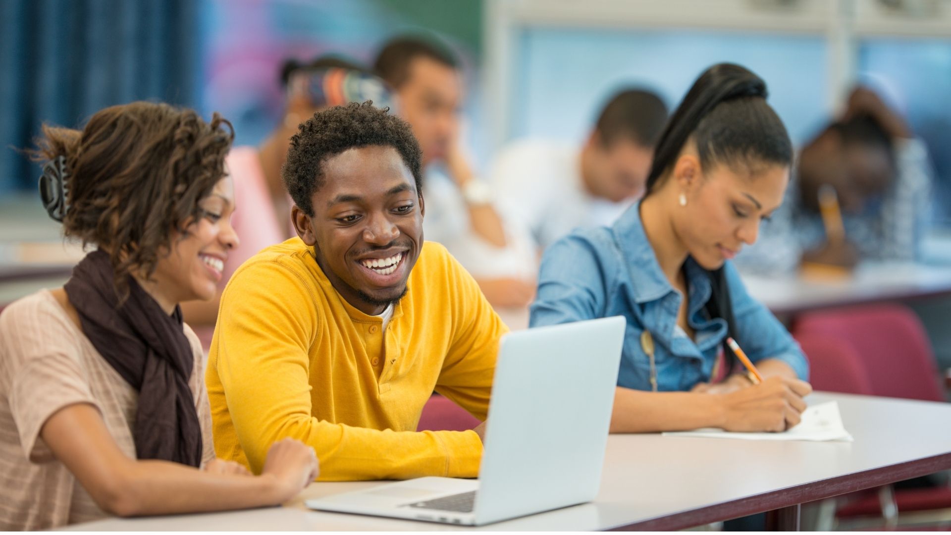 5 cursos superiores rápidos para quem já trabalha