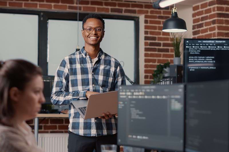 Existe piso salarial de Analista de Sistemas? Entenda o mercado de trabalho