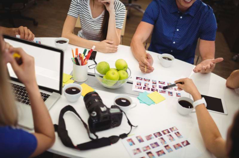 Precisa de faculdade para ser designer gráfico? Entenda o que realmente importa para se destacar na profissão