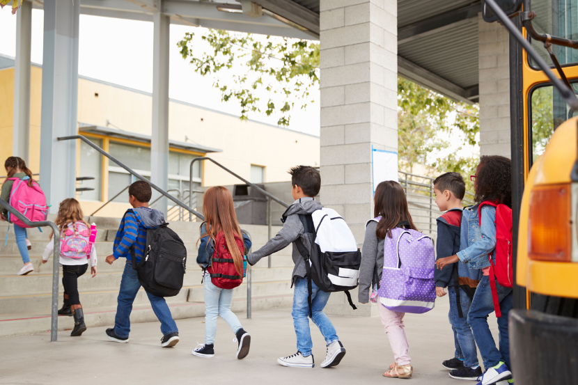 crianças chegando na escola enfileiradas