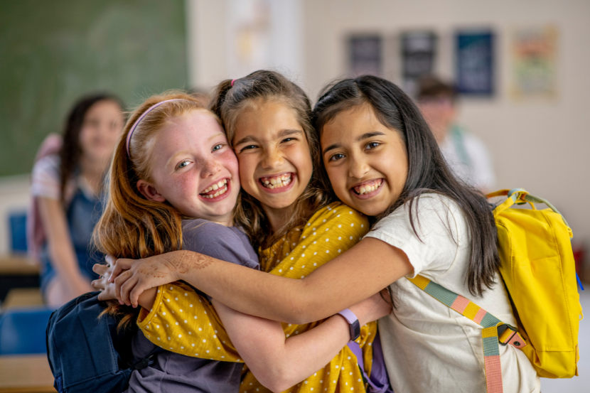 alunas abraçadas no retorno das aulas